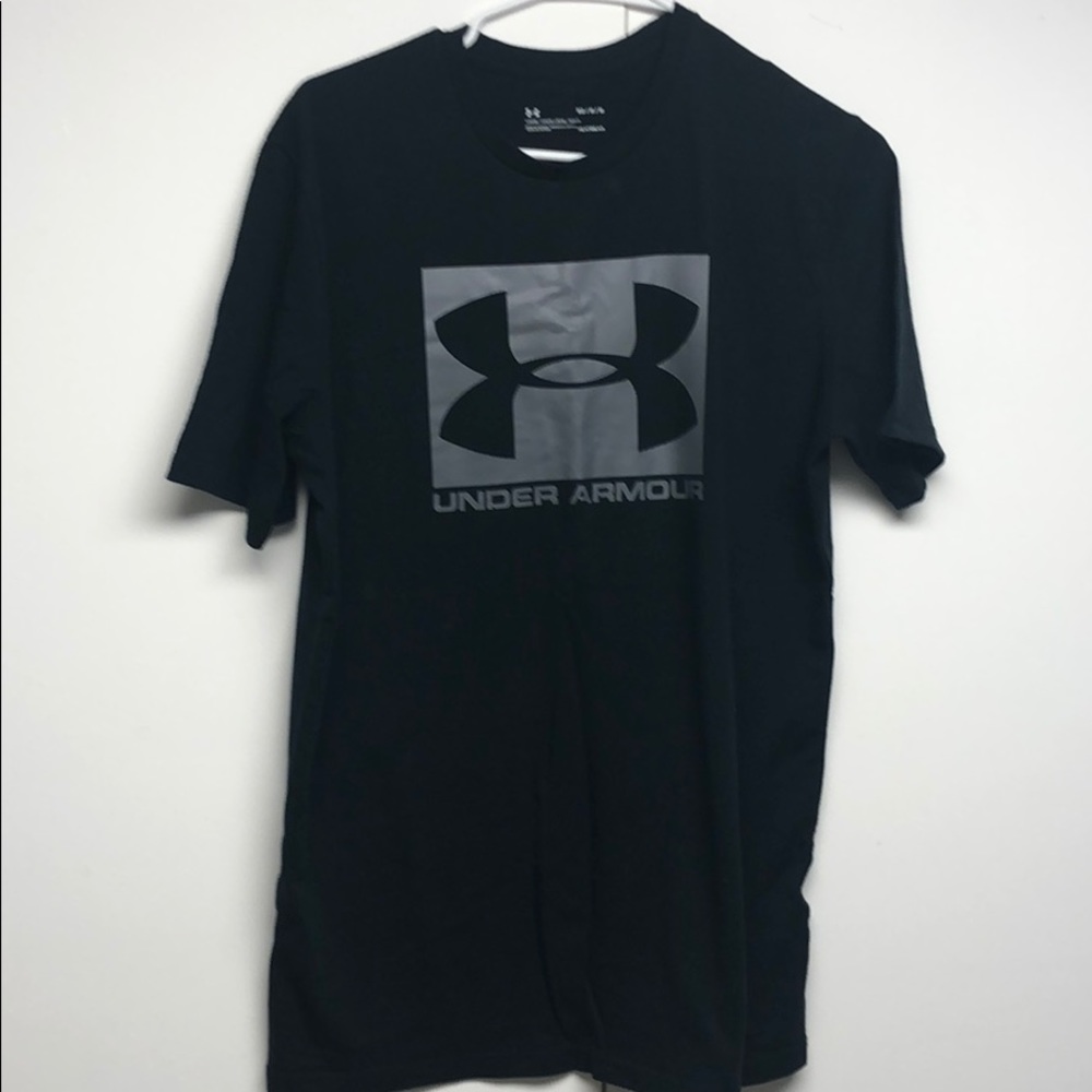 Black Under Armour t-shirt